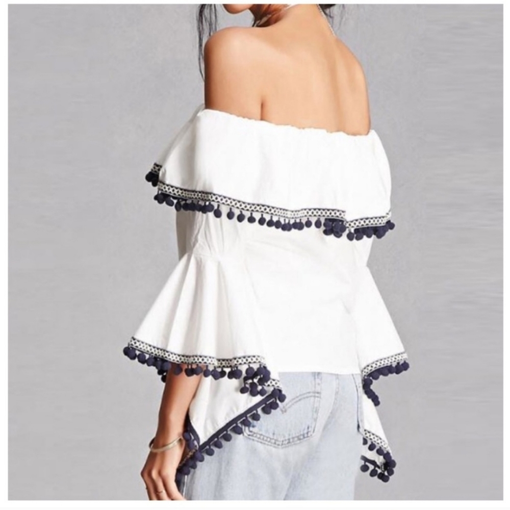 🆕 MeBoutique black and white off the shoulder bell sleeve top (XS) 🖤🤍